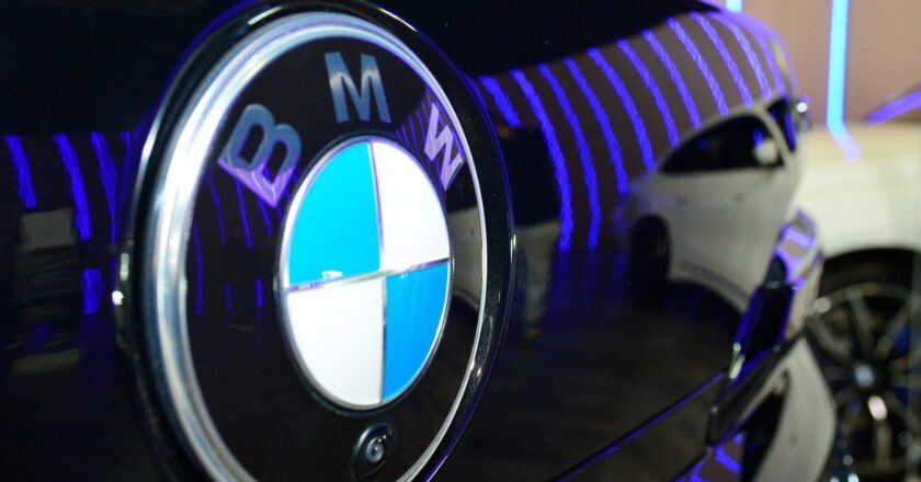 SACI y BMW presentaron cinco vehículos de lujo en la feria “5 días sobre ruedas”