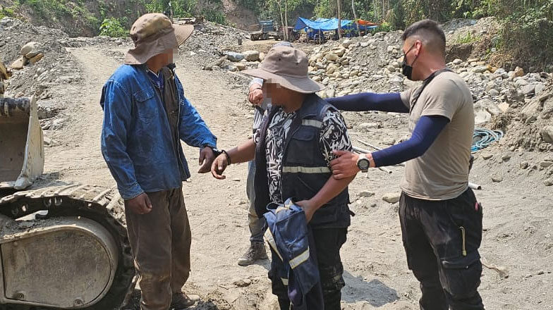 En flagrancia, aprehenden a siete personas por explotación minera ilegal en Chulumani