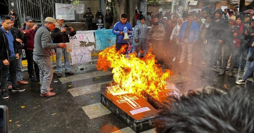 Día 17 de vigilia: ‘evistas’ queman ataúdes, ‘entierran la democracia’ y alistan reunión nacional