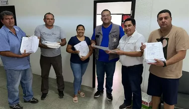 Ciudadanos de San José de Chiquitos entregan libros con firmas para el revocatorio del alcalde