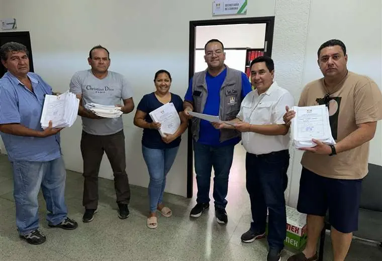 Ciudadanos de San José de Chiquitos entregan libros con firmas para el revocatorio del alcalde